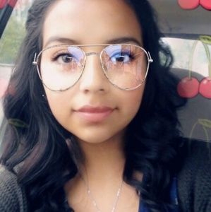 Meet your Posher, Alejandra